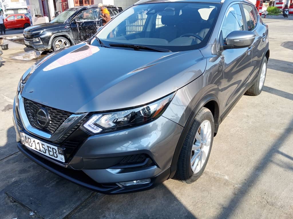 Nissan Rogue Sport SV 2021 gris — vue avant